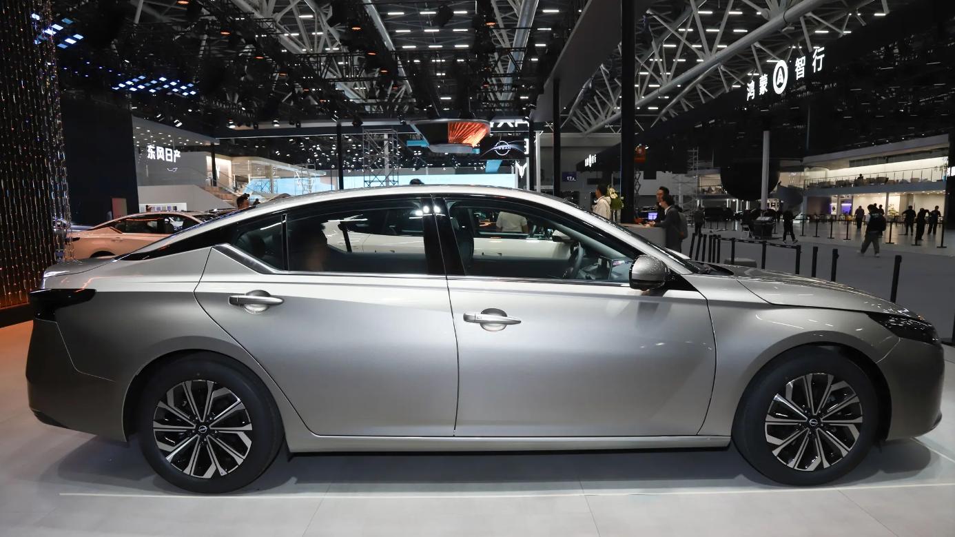 广州车展：鸿蒙版日产天籁限时价12.99万起，2.0T还是有点贵？