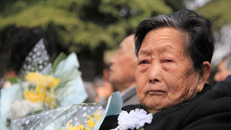 当熟悉的灯塔逐一熄灭：中老年人在同伴离去中学习生命的终章