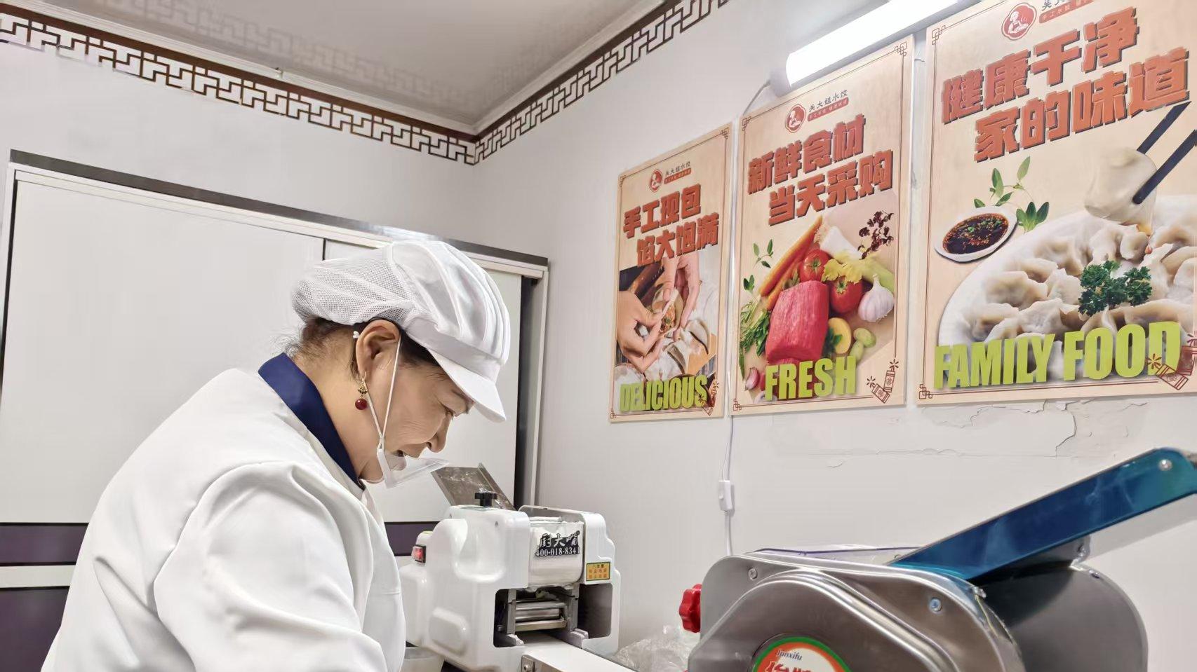 关大姐饺子铺前，为什么总排着长龙？