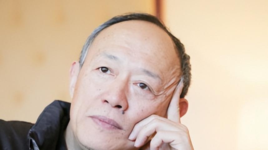 老戏骨金士杰新剧剧照震惊网友！抬头纹里都是戏，74岁仍不敢老去