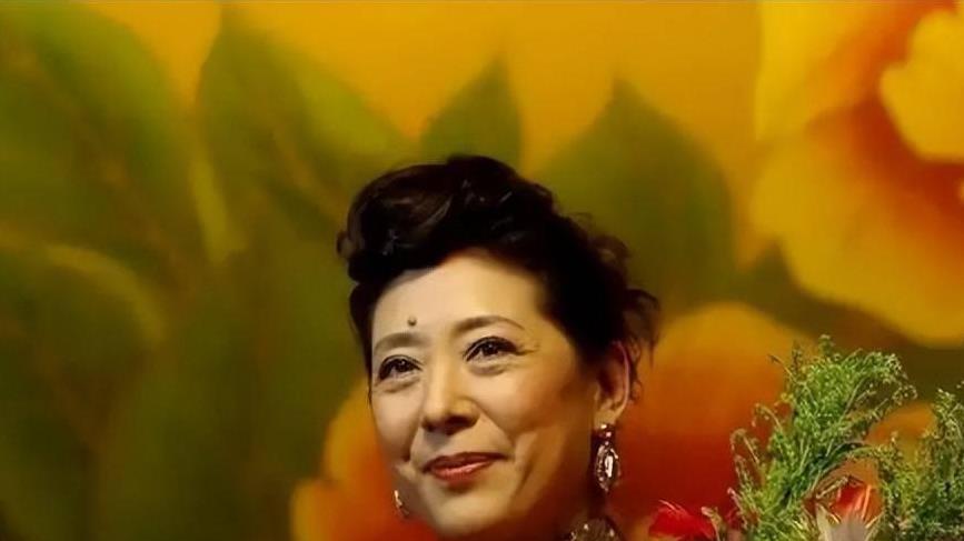 国家一级演员关牧村遭丈夫家暴，带儿净身出户，现状如何？