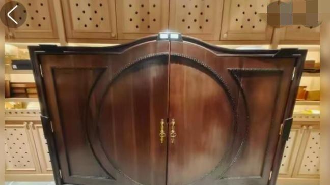 13.9亿诈骗案：王丽坤前夫豪车金条被拍，奢靡生活现形