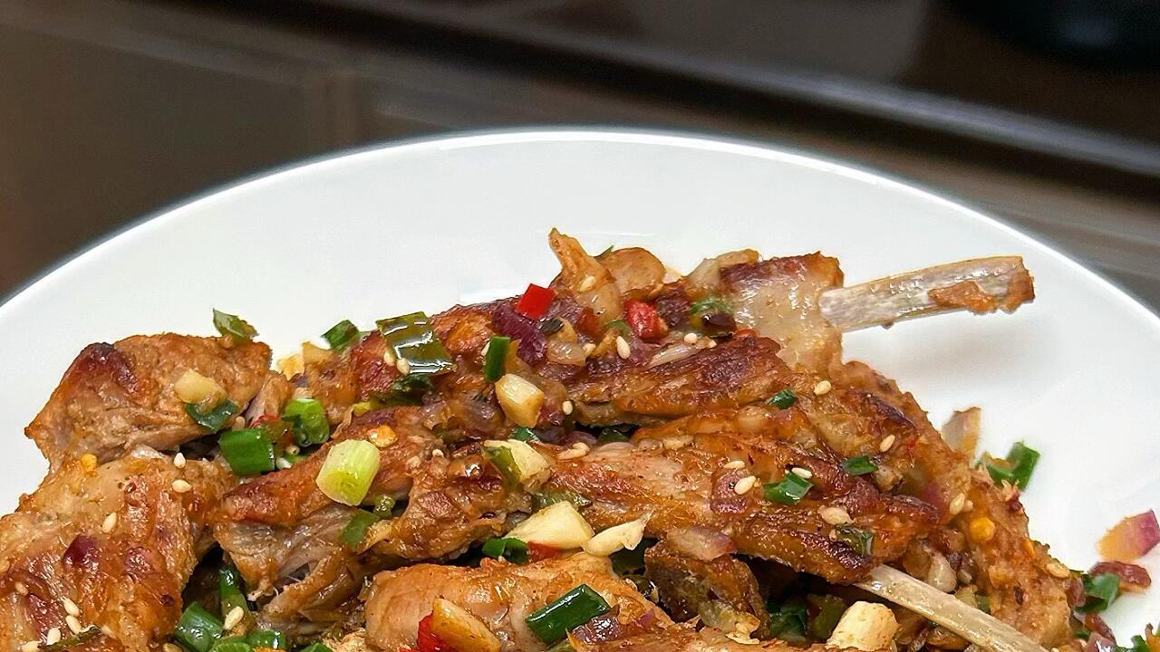 不烤不炸也能外焦里嫩？这道羊排的诀窍就在“先炖后烤”。