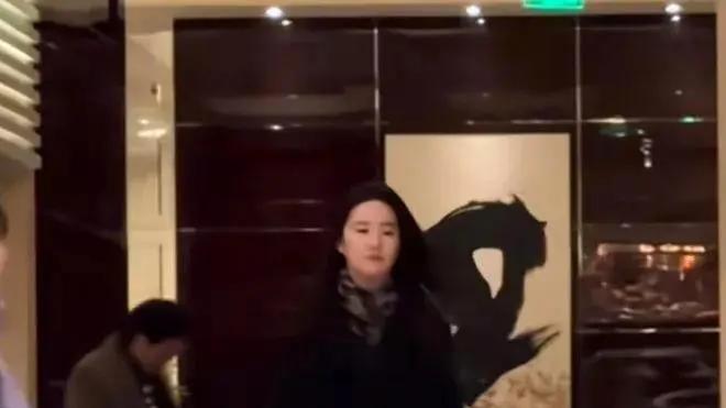 37岁刘亦菲商场被偶遇，穿白色大衣身姿曼妙，和干爹和好后更美了