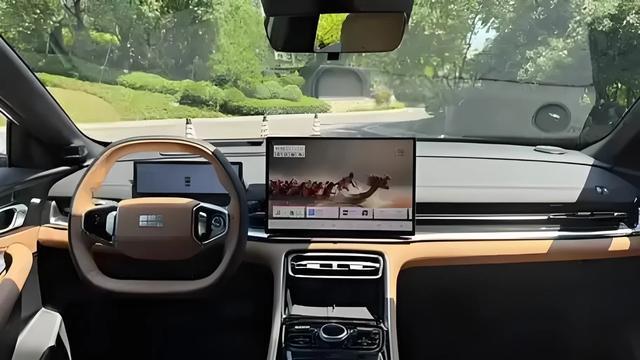 比亚迪秦L遭遇强敌，吉利银河A7入场！新能源轿车谁主沉浮？