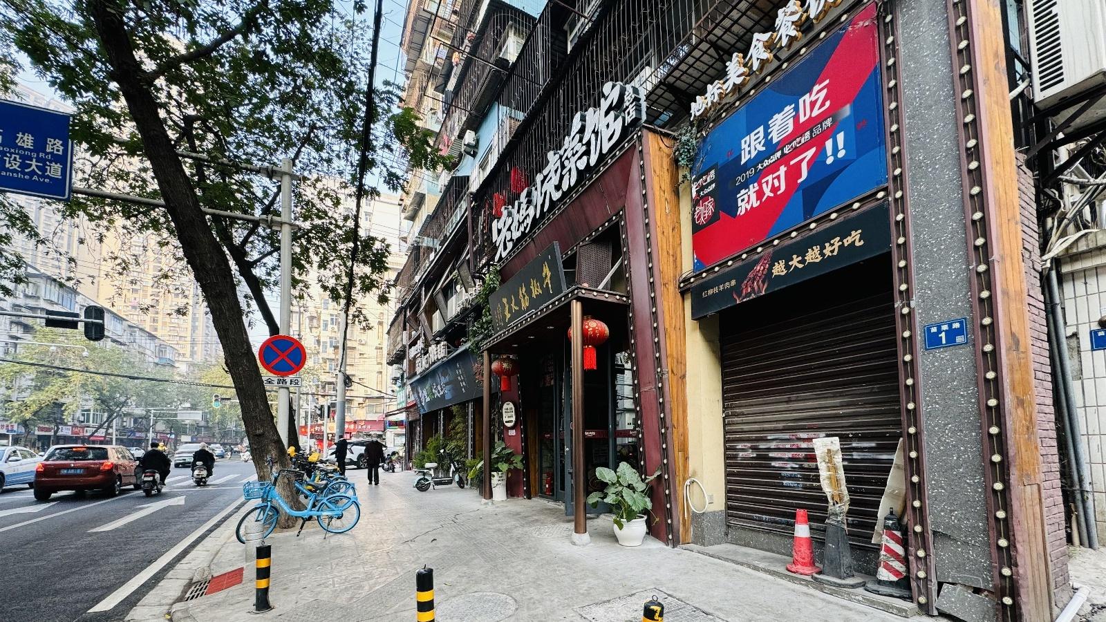 “美食一条街”平整路面焕然一新，路口降坡无障碍通行