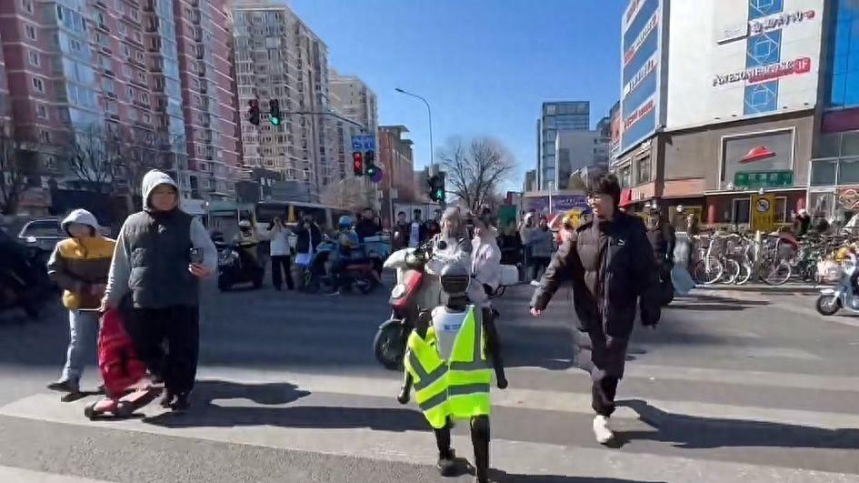 北京街头现山寨版“机器人交警”，警方、涉事公司回应