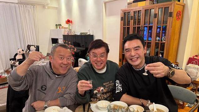 钟镇涛72岁生日宴曝光！两瓶茅台喝的曾志伟脸红，伟人画意外抢镜