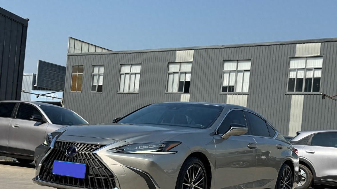 雷克萨斯ES300h：27万出头，油耗低至4L，适合家用通勤！