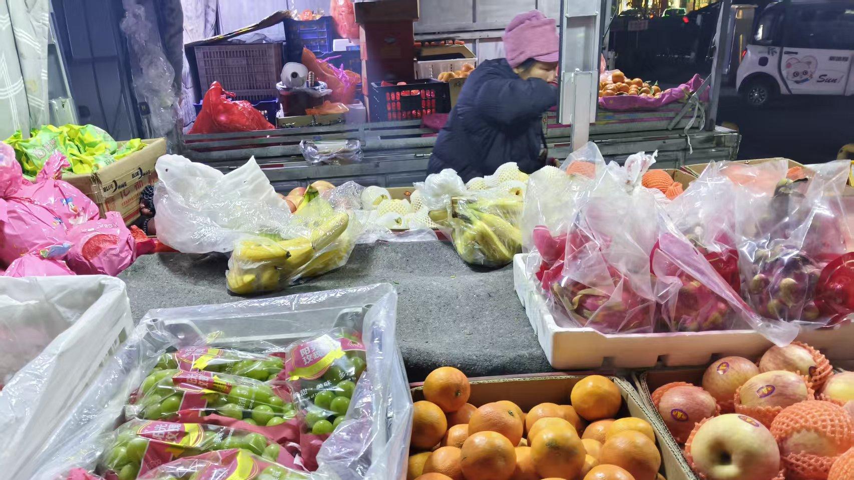 小区水果摊的“闷葫芦”老板娘，塞给我的橘子比糖甜