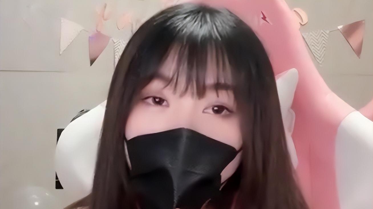 一条小团团现身团播节目，臃肿身材引热议，网友：看来里面的伙食太好了