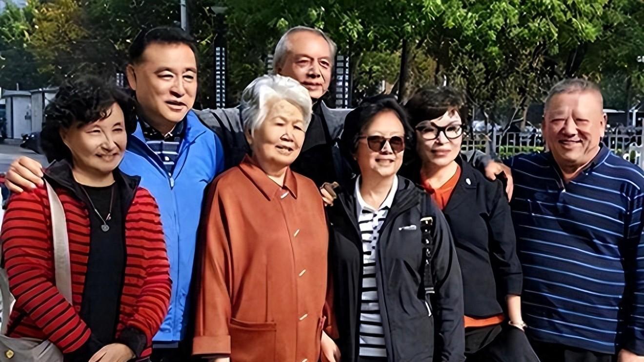 从县城广播站到央视名嘴，她的人生抉择震撼人心，如今的她……