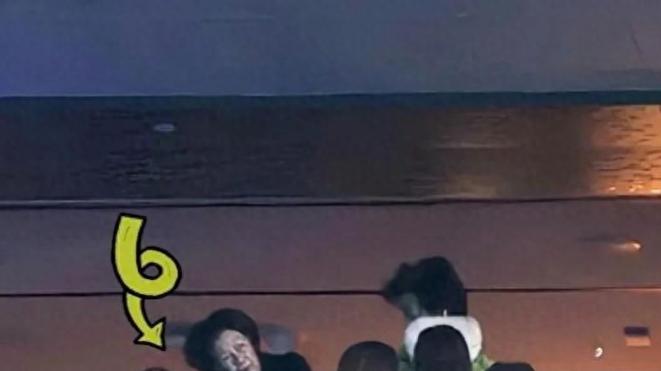 97岁李嘉诚现身五月天演唱会：骑电动车出行，容颜老去但爱意不减