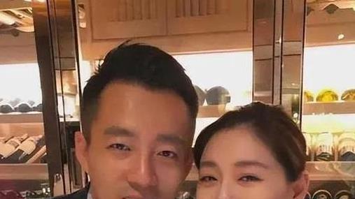 大S和具俊晔露面牵手秀恩爱，穿的衣服还是刷汪小菲卡买的