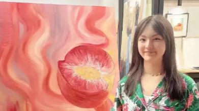 李湘带女儿参观英国美术馆，15岁王诗龄四肢纤细瘦好多，名媛范似偶像剧女主