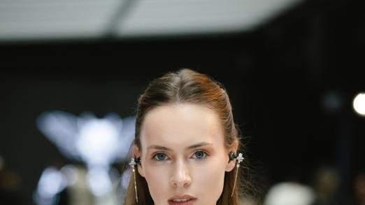 华为FreeClip 2 耳夹耳机亮相巴黎时装周，开启电子配饰新篇章