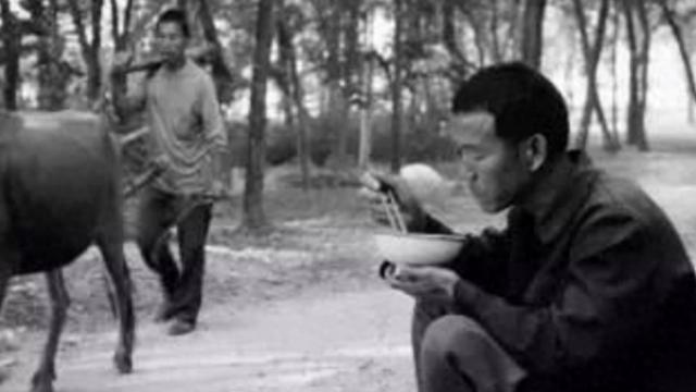 婚礼现场，妻子与前任拥抱吻别，我退出，你们俩过吧