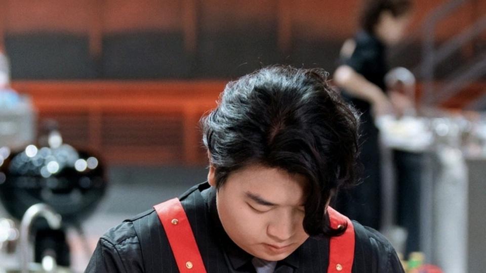 全红婵哥哥做白切鸡被淘汰！网友吵翻，中新网发声：美食何必统一标准？