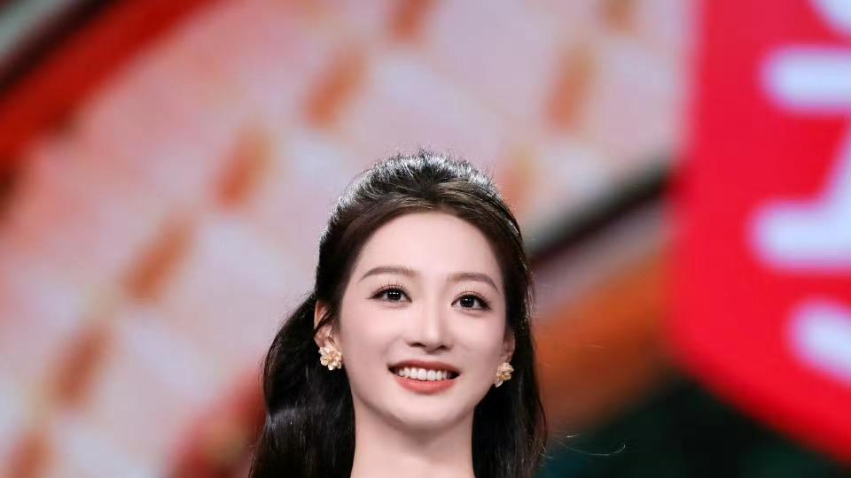 26岁复旦才女冯琳，毕业半年落户上海买房开宝马，成东方卫视一姐