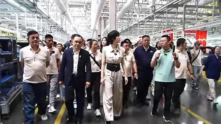 朱华荣亲自陪检车漆：一场价值5亿曝光的'车间真人秀