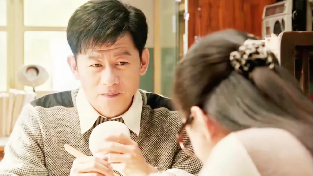 演完《狂飙》演《六姊妹》，43岁的他不油腻，剧外娶了初恋无绯闻