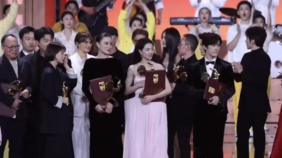 钟楚曦金鸡奖抢没抢C位？看完她所有小动作，你就知道了！