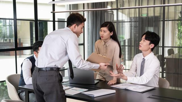 和领导翻脸以后，别着急离职，这样做就行