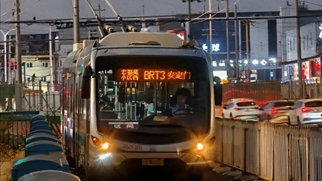 北京快速公交道将要调整，平峰社会车可借行，对此你怎么看？