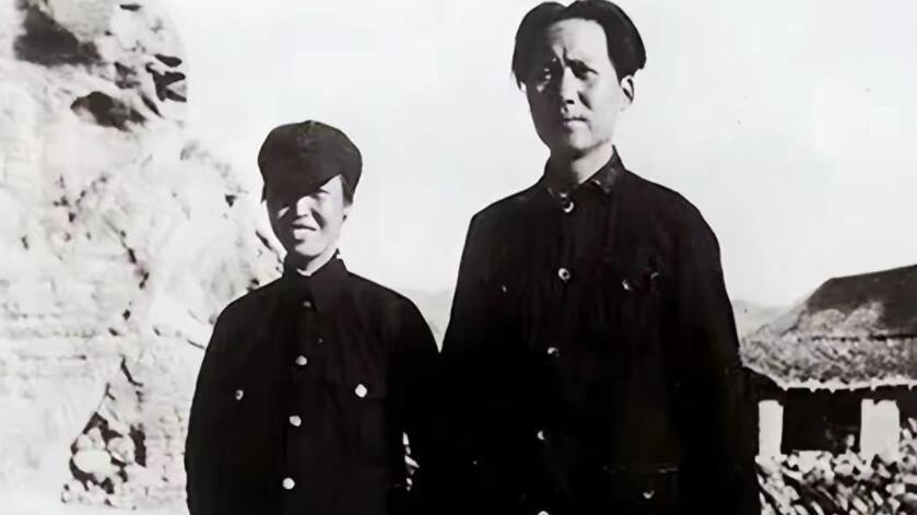 50年代，贺子珍和一家人的合影，年轻的她五官清秀，女生男相很英气