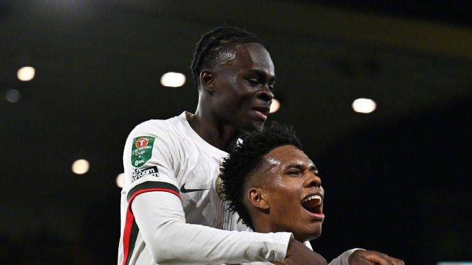 联赛杯切尔西4比3狼队晋级，半场3球精彩，吉滕斯世界波定乾坤