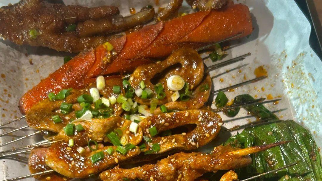 深夜的滇味烧烤：建水烤豆腐与昭通小肉串的江湖气息