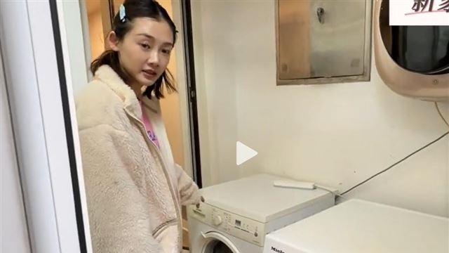 ​为了就近上学，郑恺第2次搬家到市中心大别墅，一双儿女睡阁楼里