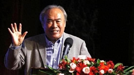 詹俊悼念严俊君：《足球》报伴随着我成长，是我和父亲共鸣的桥梁