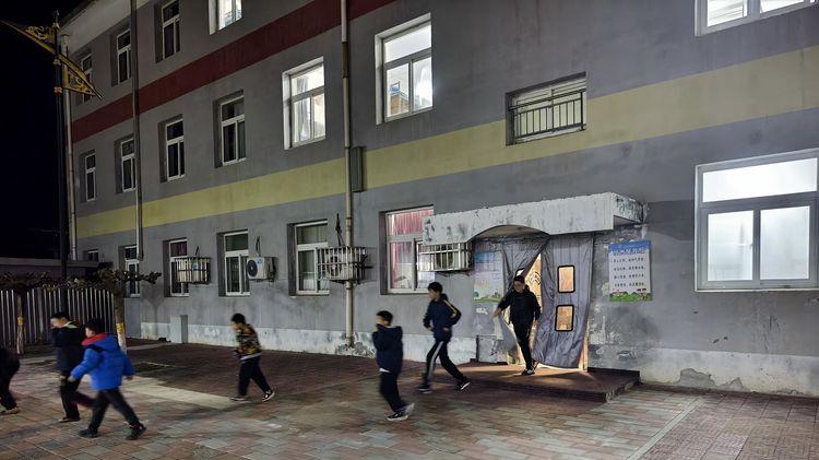 密云区不老屯镇中心小学举行住宿生夜间“消防”应急疏散演练活动