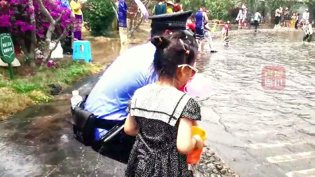 家长心太大了！民警泼水节2小时捡了12个小孩，孩子哇哇大哭找妈妈