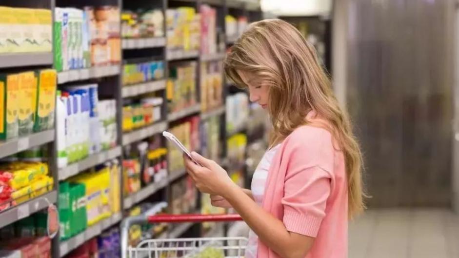 注重省钱的年轻人，为何又狂买两折奢侈品？