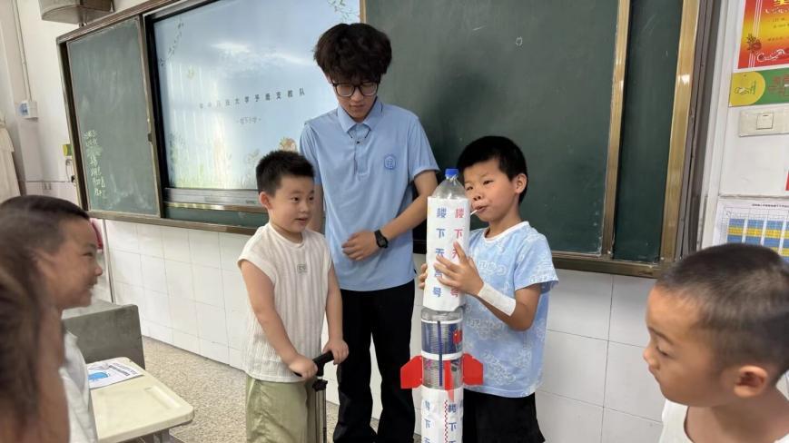 华科大两支志愿者团队携手楼下小学，播撒爱国火种