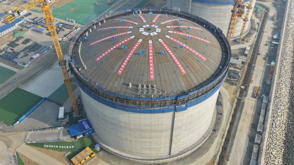 国家天然气基础设施互联互通重点工程赣榆LNG接收站首座储罐升顶
