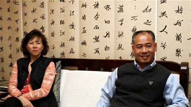 62岁李宁近况身价高达上百亿却满头白发，妻子依旧貌美显年轻