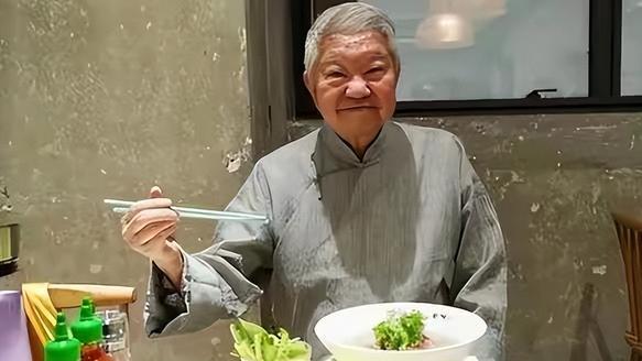 83岁蔡澜离世，原来一切早就有迹可循，妻子成为心中唯一挂念