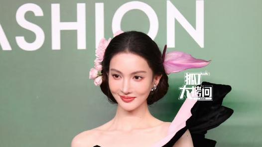 红毯又来了！周冬雨有女人味了，杨幂依旧美丽，金晨获评全场最佳