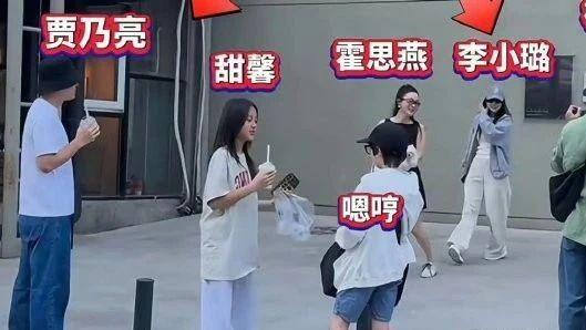 霍思燕一家和贾乃亮一家出游，甜馨和嗯哼的友谊小船，载着爸妈一起出发