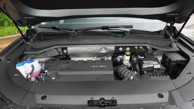 奇瑞瑞虎8L，搭载2.0T涡轮增压发动，有两驱和四驱车型