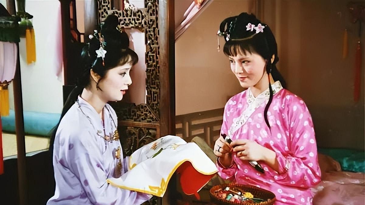 为啥黛玉可以跟宝玉同床共枕，宝钗坐宝玉旁边秀兜肚就不行