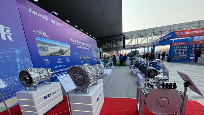 连续亮相陕汽重卡年会，万里扬这三款拳头产品有多“硬”？