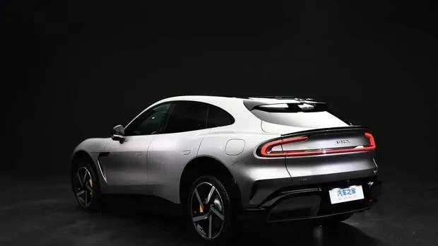 3米轴距，车长近5米，双层扰流板，全系标配激光雷达，3.23秒破百！