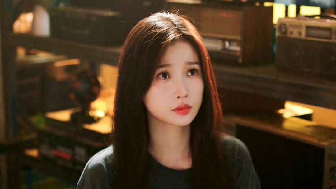 《双轨》开播：一场“冰火两重天”的舆论狂欢