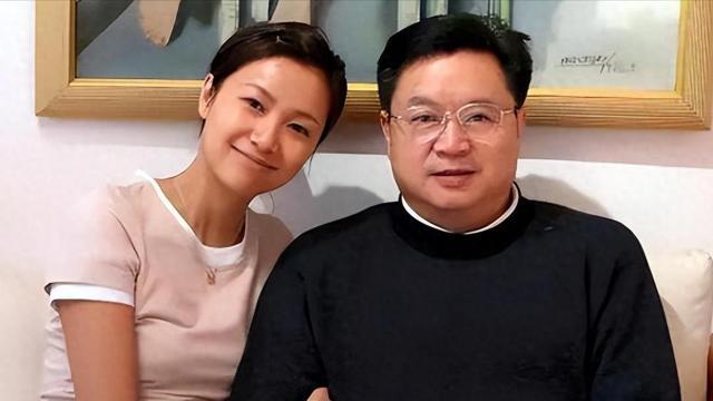 父亲徐子健以才女的规格从小悉心培养徐静蕾，写得一手好字，才华出众