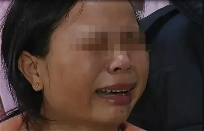 男婴满月宴当天死亡, 医生检查后怒斥，妈妈当场给爷爷几耳光..