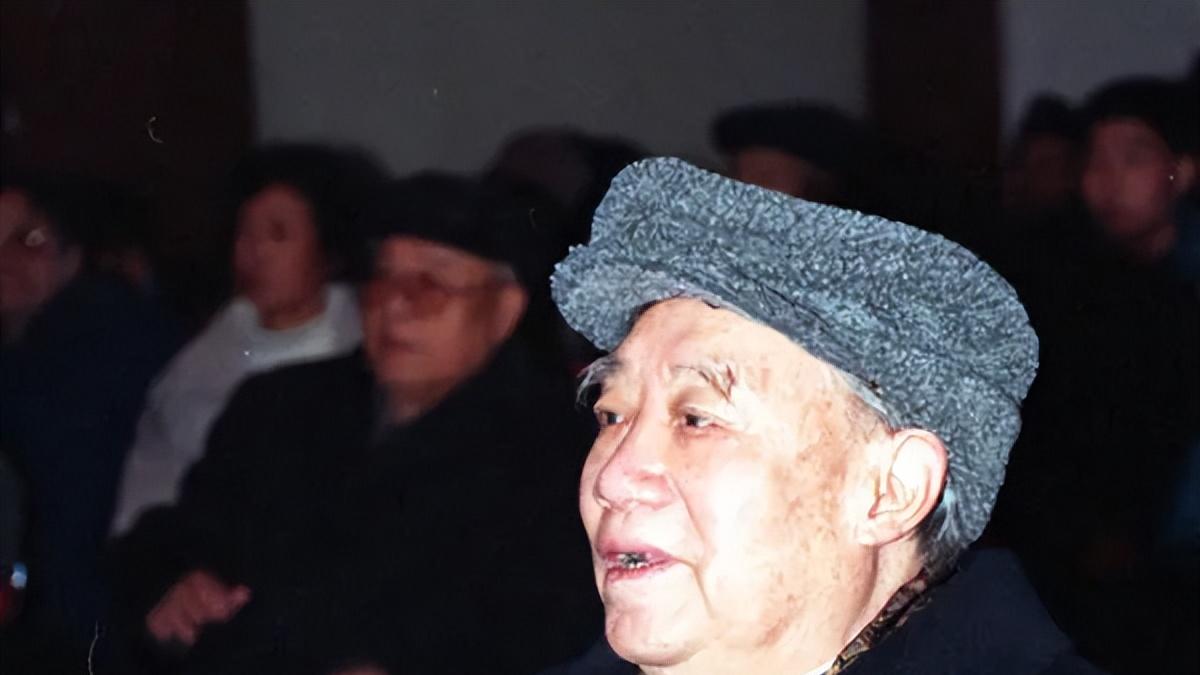 1951年，毛主席夜宿保定郊外，汪东兴发现了有几挺机枪对准了专列